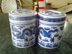 A pair of blue and white covered jars