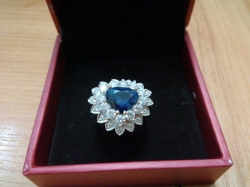 Lady diamond ring 7.77g with blue sapphire 3.0g , diamond 1.78ct
