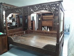 Antoque wooden carved four poster bed with mattress