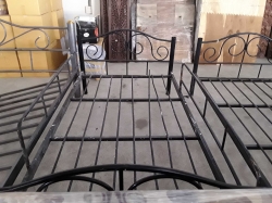 3.5ft steel bed some damage