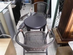 Round table with 2 chairs