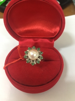Ring 18k 3.9 grm. Pearl + green Sapphire