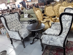 Lovely coffee table with 2x chairs