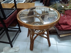 Like new circular table with plate glass top