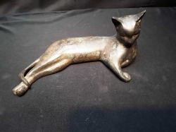 Pierre Chenet, Chat Allongè Sculpture en Bronze à patine nuancèe. 10.5 x 24 c