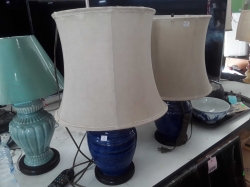 A pair table lamp