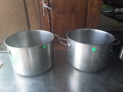 2x stainless steel pots