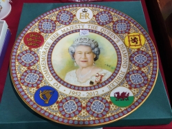 Large porcelain plate of English queen
