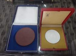 2 genuine german beautiful meissen cased quality 1950th honor porcelain medals
