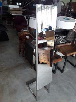 Mirror stand