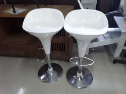 2x bar stools
