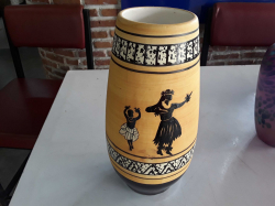 A very nice hand painting vase