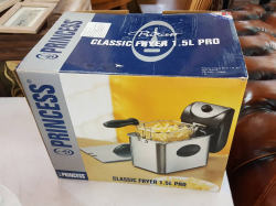 A new princess 1.5 Litre fryer easy to clean