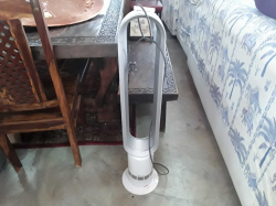 Dyson Coolâ„¢ AM07 White Silver Desk Fan with remote