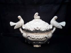 Capodimonte style pot with lid (some damage )