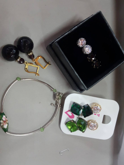 Job lot of earrings