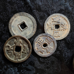 4 Chinese coins with tray