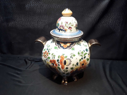 A lovely delft's polychrome hand geschilderd exagon lidded vase beautifull gilt and flowers