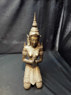 Bronze thai praying lady