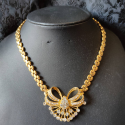 Beautiful Vtg. Style pendant and necklace with crystal