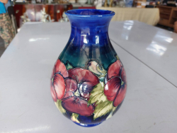 Moorcroft vase pansy on blue 1947+signed