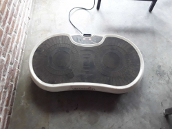 Vibrostation training plate with remote