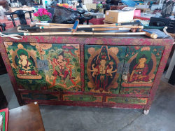 A painted Tibetan sideboard
Some damage 45x158x95cm