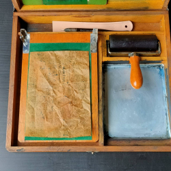 A vintage wooden card silk screen box for small fryers or cards .