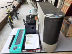 Window 10 Computer desktop with accessories
