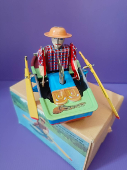 A Novelty Retro Wind Up Rowing Boat Metal Modle Clockwork Collectible Toy.