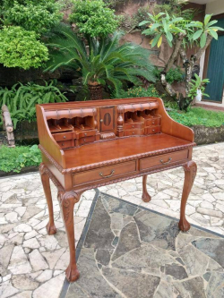 Chippendale Escritoire . (New)
W.100 D.57 H.107 cm.
B.2