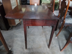 Pembrook Table with Drawer.
W.85 L.100 H.72 cm.
Ref. 208 B.5 