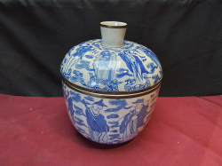 Blue And White Jar With Brass Rim to Lid And Base.
H.25 Cm.