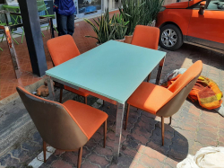 Table Glass top and 4 Orange Chairs.
Table 80x120xH.73cm.