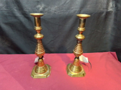 A Pair of Large Brass Candle Sticks with Pushers.
H.31 cm.
Ref.21 B.8