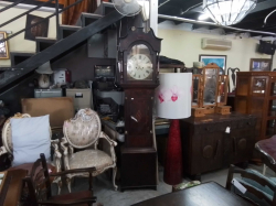 Grandfather Longcase Clock.
With key
W.49 D.22 H.216 Cm.
Ref.180 B.8
