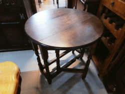 Oak Gateleg Table.
W.70 L.70 H.68 Cm
Ref.55 B.9