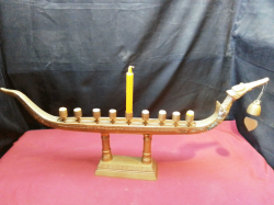 A Brass Model Of The Kings Barge Suphannahong.
L.73 H.32 Cm.