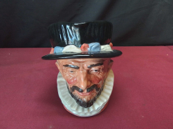 The Beer Eater London Series.
W.15 H.17 Cm.