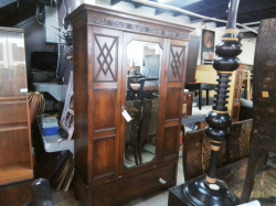 Oak Wardrobe Carved.
W.122 D.46 H.206 Cm.
Ref.67 B.10