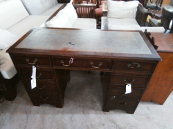 Pedestal Desk.
W.119 D.52 W.79 Cm.
Ref.100 B.10
