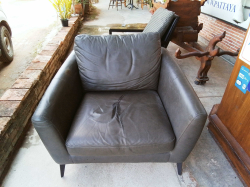 Leather Chair.
W.88 L.92 H.80 Cm.