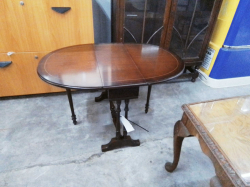 Drop-Leaf Coffee Table.
W.58 L.86 H.50 Cm.
Ref.141 B.10
