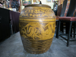 An old glazed water jar with dragon patterns (H.72 cm W.42 cm)