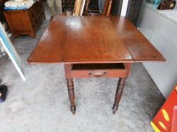 Pembrooke Table with drawers. W.95 L.105 H.74 Cm.