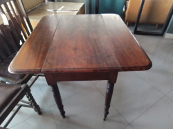 Pembroke Table.
W.91 L.100 H.73 Cm.
Ref.126 B.10 