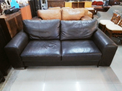 2 Seats Dark Brown Leather Sofa.
W.197 D.93 H.65 Cm.