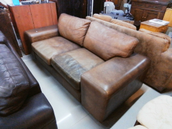 2 Seats Brown Leather Sofa.
W.200 D.90 H.58 Cm.