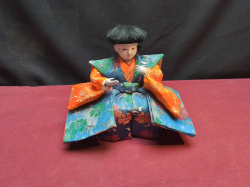 Japanese Man Doll.
W.20 D.10 H.17 Cm.