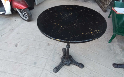 Round Marble Table with Iron Leg.
W.59 H.70 Cm.